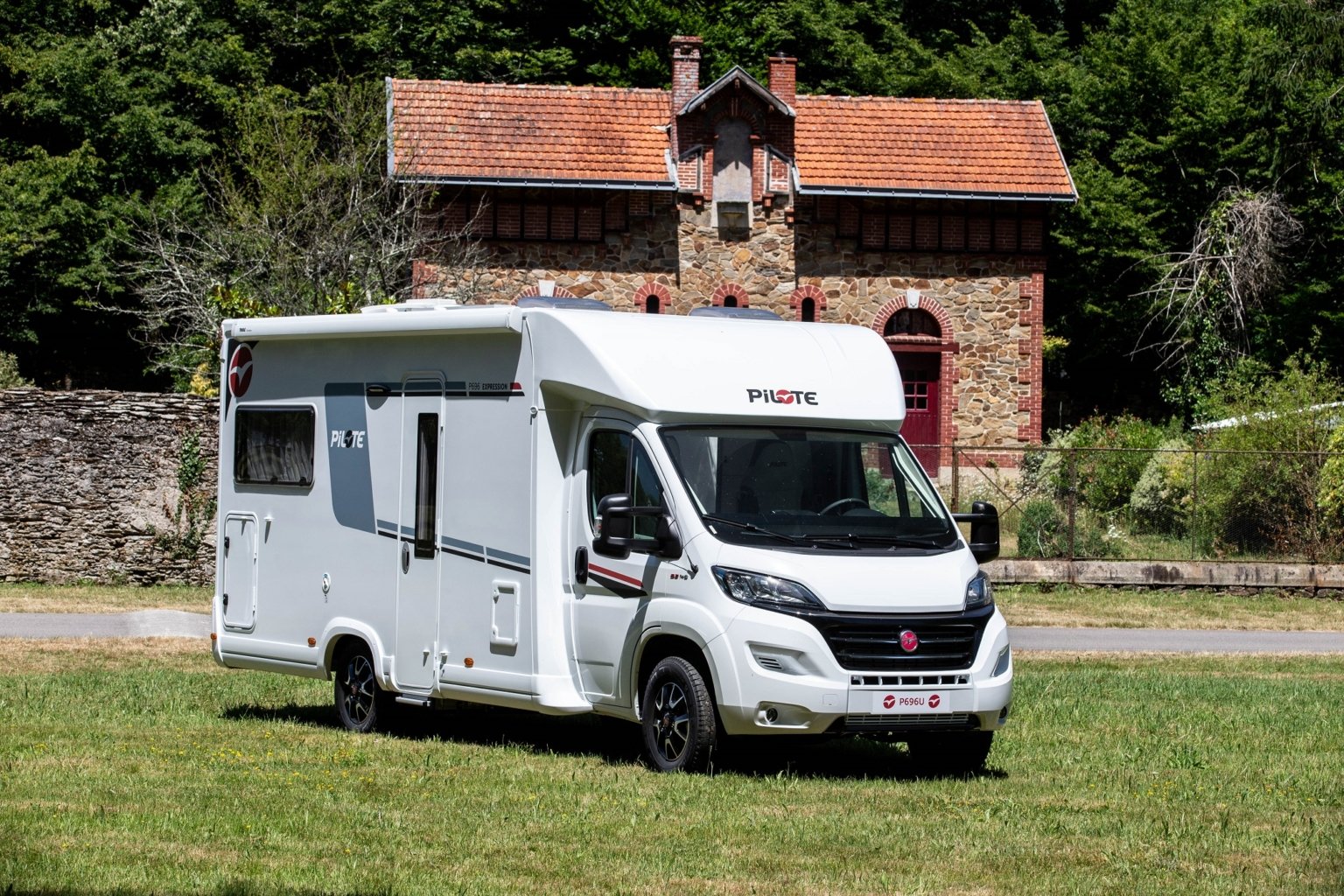 Pilote P696U Expression, original et convivial ⋆ Esprit Camping Car ...