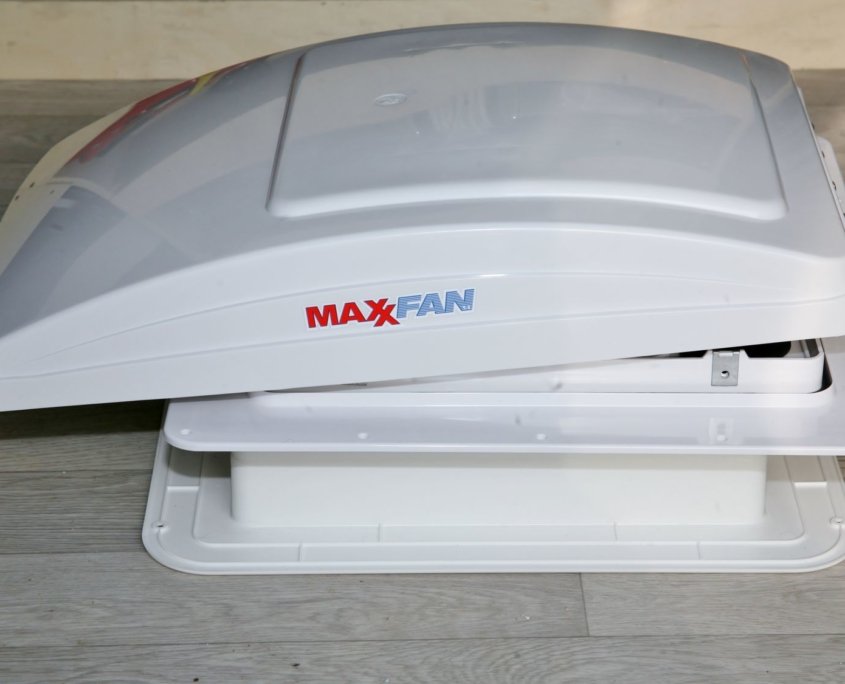Technique, montage d’un ventilateur de toit Maxxfan – Esprit Camping
