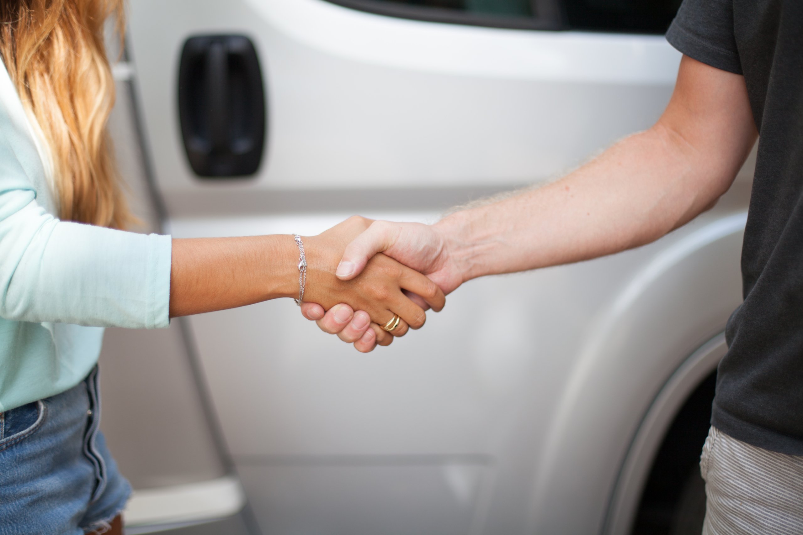 Vendre son camping-car entre particuliers : poignée de main devant le véhicule