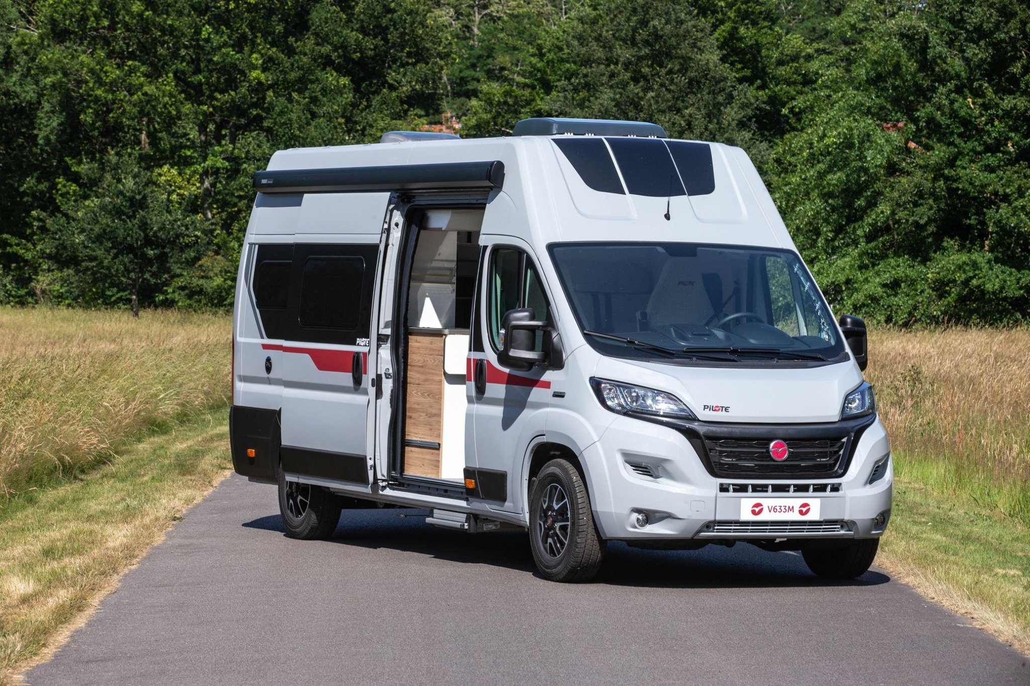 Pilote V633M Un Fourgon Am nag Tout En Hauteur Esprit Camping Car 