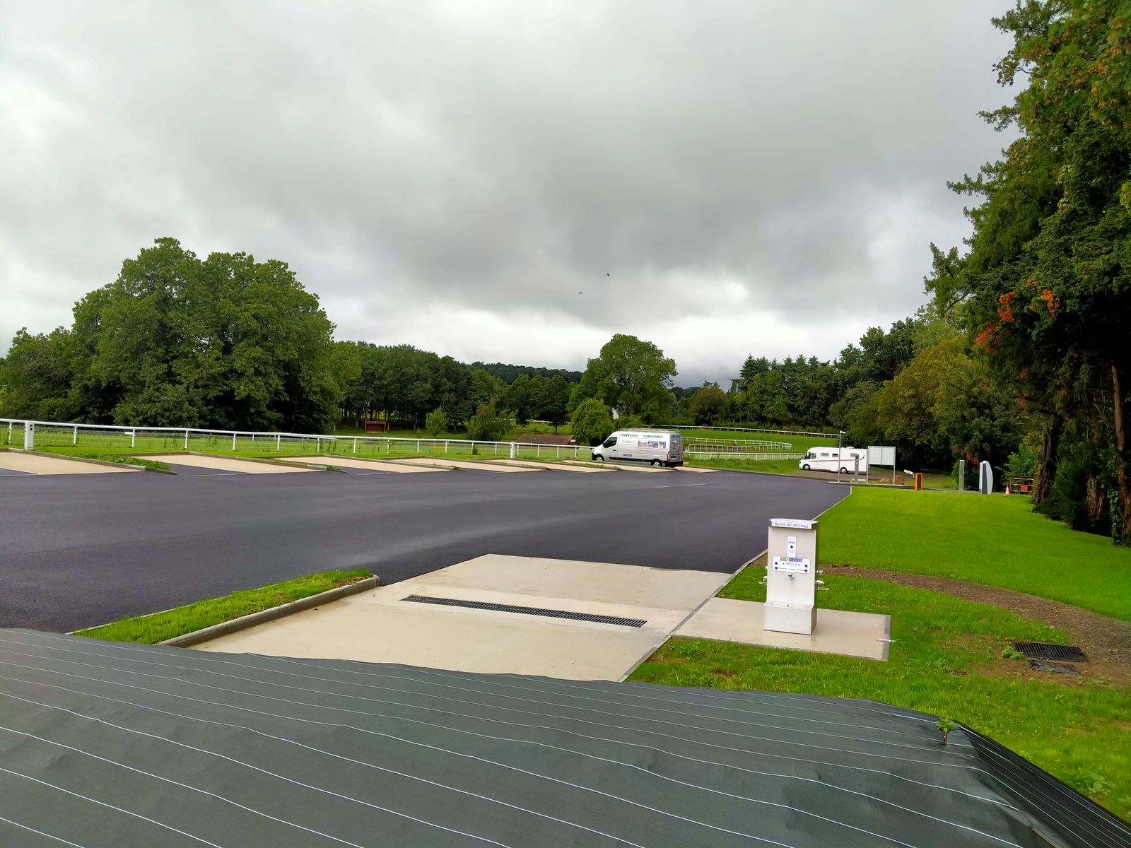 Borne de services sur une aire de camping-car gratuite ou payante, avec vidange et eau
