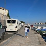 Camping-cars stationnés sur un quai lors d'un voyage en camping-car en Croatie