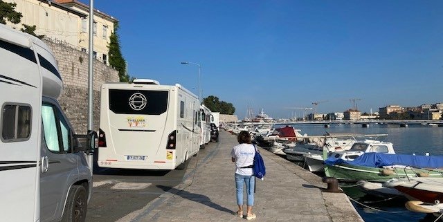 Camping-cars stationnés sur un quai lors d'un voyage en camping-car en Croatie