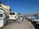 Camping-cars stationnés sur un quai lors d'un voyage en camping-car en Croatie