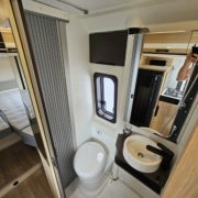 Cabinet de toilette équipé d'un wc chimique camping-car