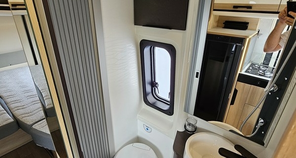 Cabinet de toilette équipé d'un wc chimique camping-car