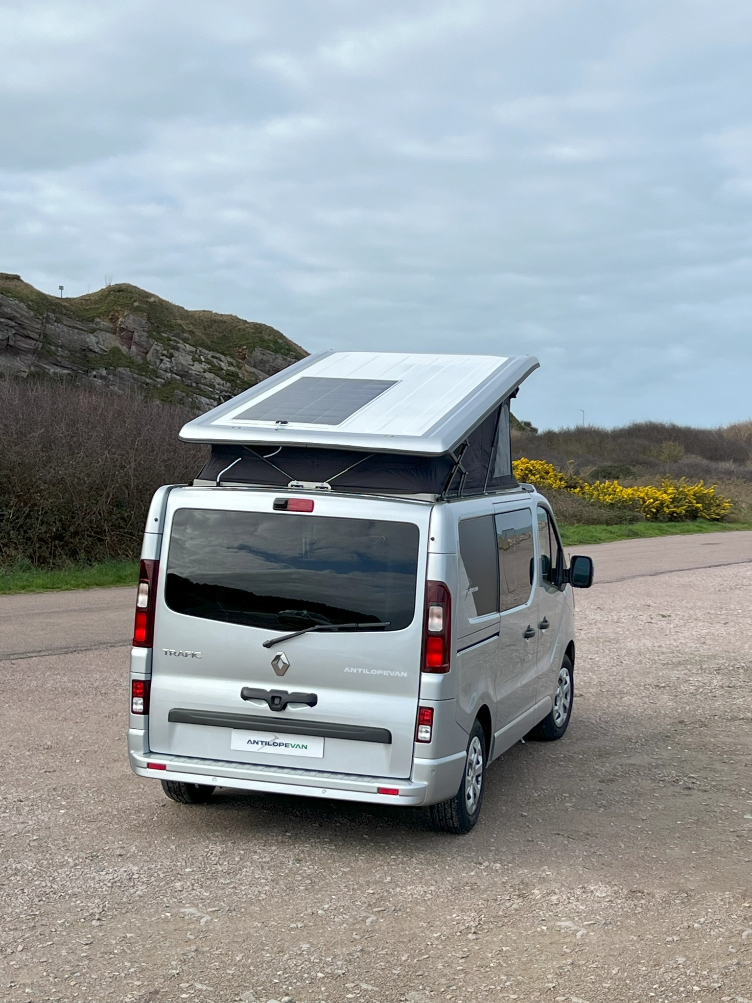 Panneaux solaires sur le toit d'un van aménagé