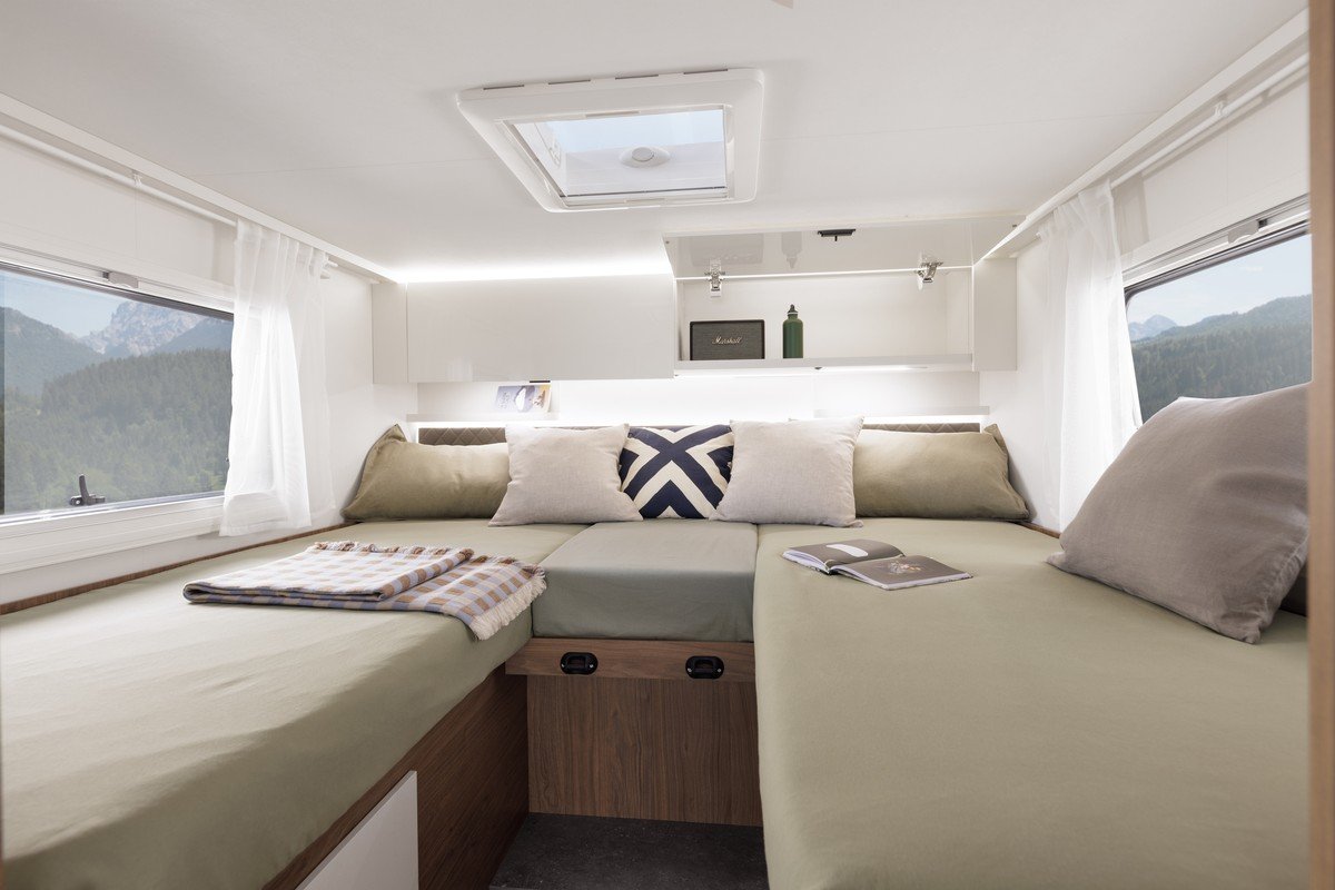 Intérieur de camping-car avec lits jumeaux, à inspecter avant d'acheter en occasion