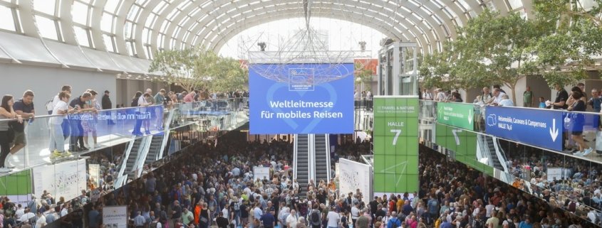 Caravan Salon de Düsseldorf 2026, hall d'entrée bondé de visiteurs