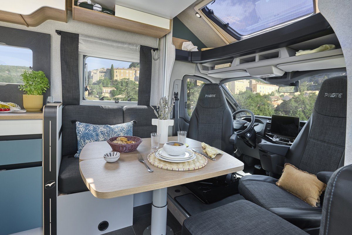 Poste de conduite d'origine d'un camping-car profilé, avec sièges pivotants et tableau de bord du porteur
