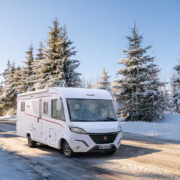 Camping-car Pilote camping car integral foret neige