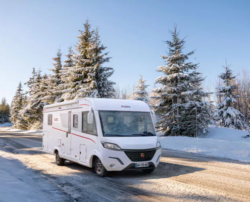 Camping-car Pilote camping car integral foret neige