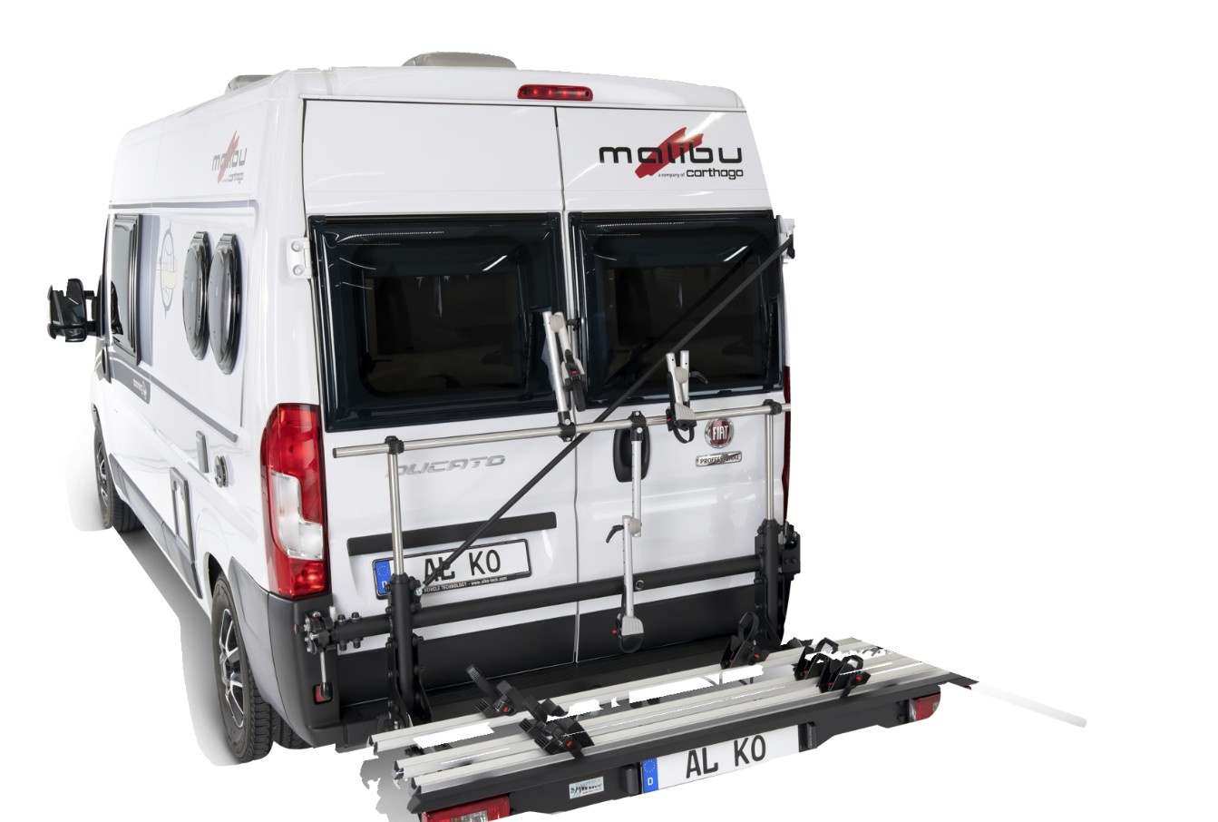 Plateau de porte-vélo camping-car replié sur la face arrière d un van aménagé