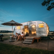 Camping-car stationné devant un paysage de montagne en France