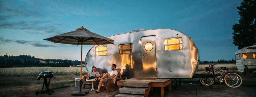 Camping-car stationné devant un paysage de montagne en France