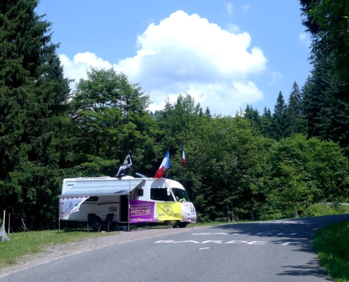 Camping-car stationné au col de Joux-Plane dans les Alpes françaises