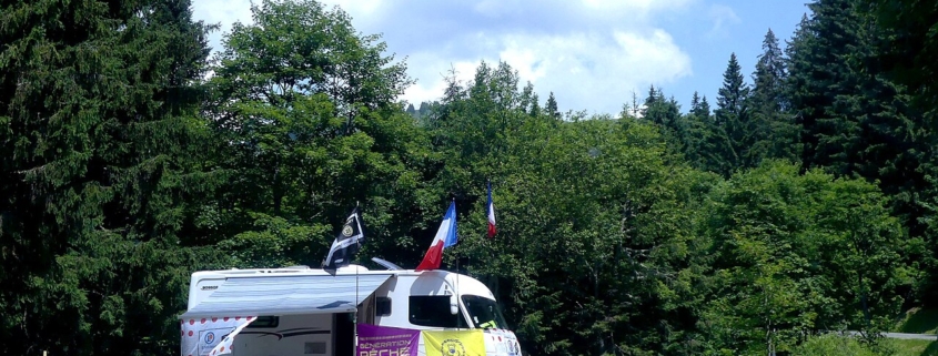 Camping-car stationné au col de Joux-Plane dans les Alpes françaises