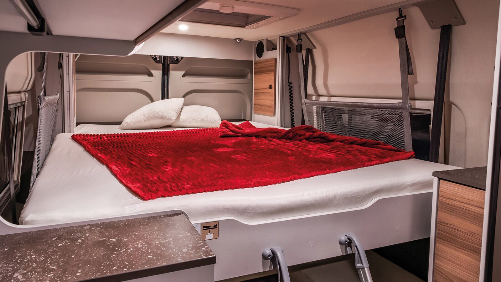 Couchage du Bürstner B66 644C avec lit de pavillon électrique