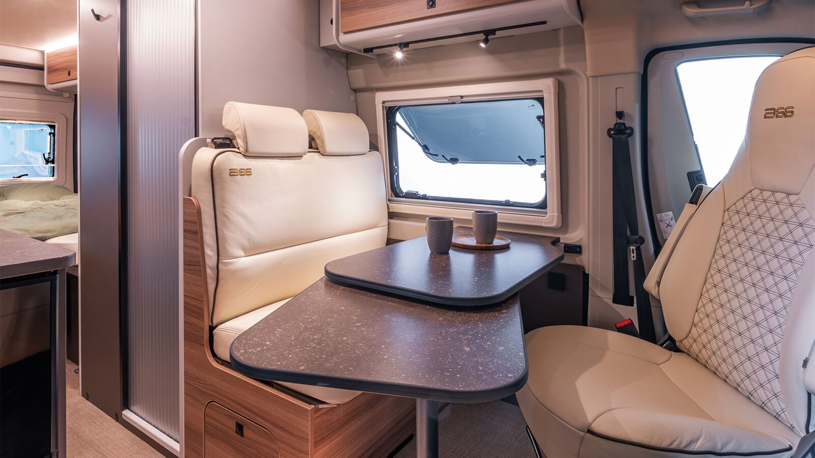Salon du Bürstner B66 640C, sellerie cuir et coin repas