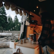Aménagement cosy d'un van pour le budget vanlife au quotidien