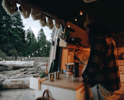 Aménagement cosy d'un van pour le budget vanlife au quotidien