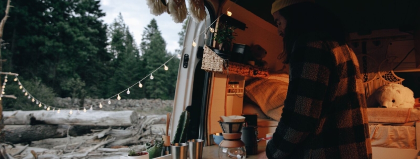 Aménagement cosy d'un van pour le budget vanlife au quotidien