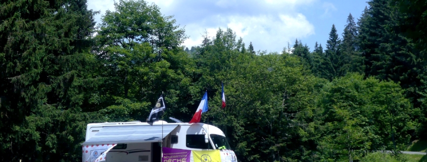 Camping-car stationné sur la route du col de Joux-Plane en Haute-Savoie, quelques jours avant une étape du Tour de France