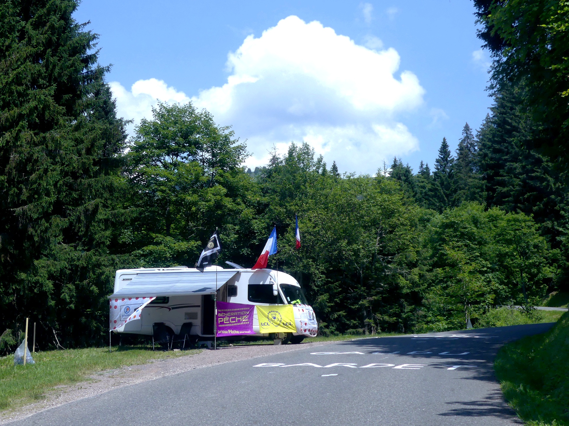 Camping-car stationné sur la route du col de Joux-Plane en Haute-Savoie, quelques jours avant une étape du Tour de France