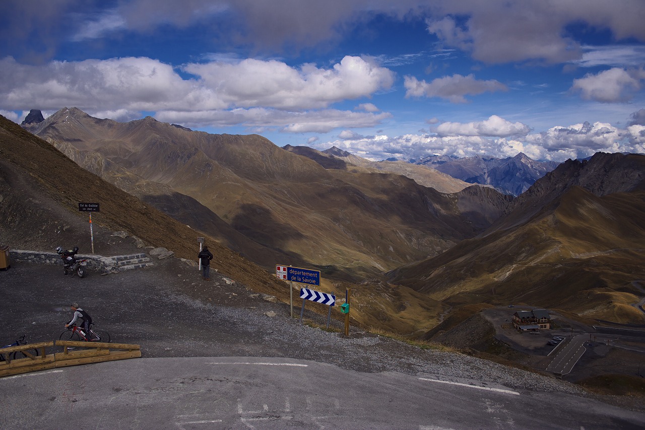Camping-car dans les Alpes, vue depuis le col du Galibier