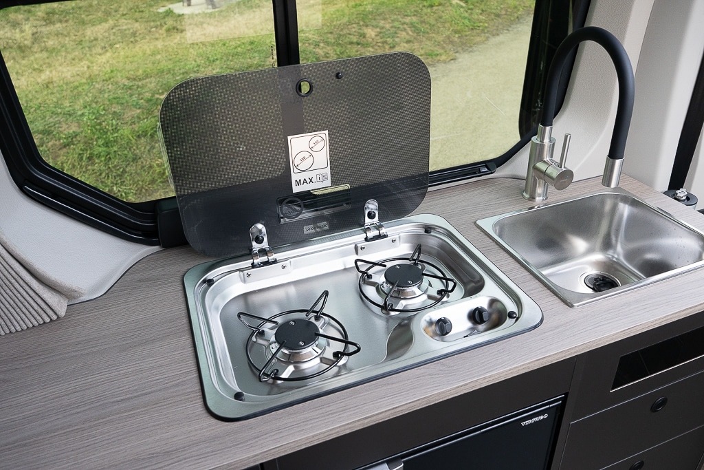 Cuisine équipée de l'HorizonVan Black Serie de Glénan Concept-Cars