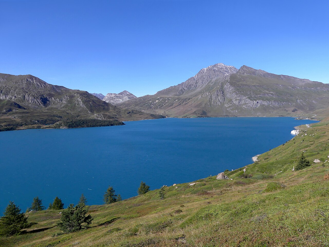 Lac du Mont-Cenis au petit matin dans les Alpes