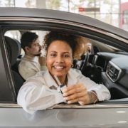 Couple souriant recevant les clés de leur camping-car en concession après un leasing camping-car