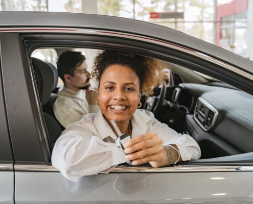 Couple souriant recevant les clés de leur camping-car en concession après un leasing camping-car