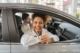 Couple souriant recevant les clés de leur camping-car en concession après un leasing camping-car