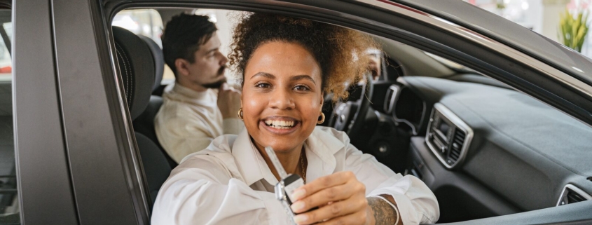 Couple souriant recevant les clés de leur camping-car en concession après un leasing camping-car
