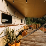 Camping-car installé sous un auvent ombragé, une astuce simple pour rafraîchir son camping-car