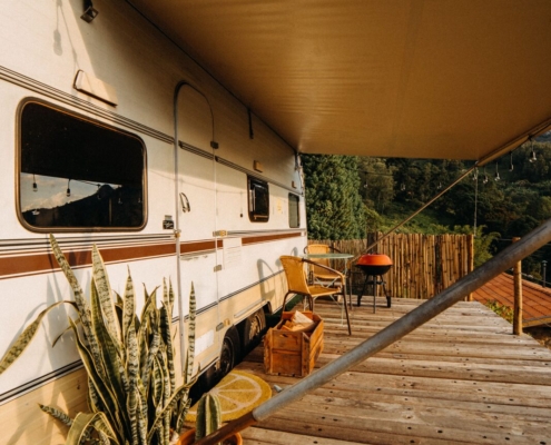 Camping-car installé sous un auvent ombragé, une astuce simple pour rafraîchir son camping-car