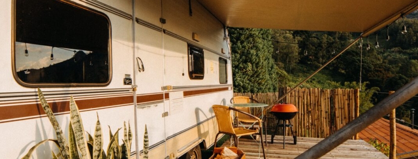 Camping-car installé sous un auvent ombragé, une astuce simple pour rafraîchir son camping-car