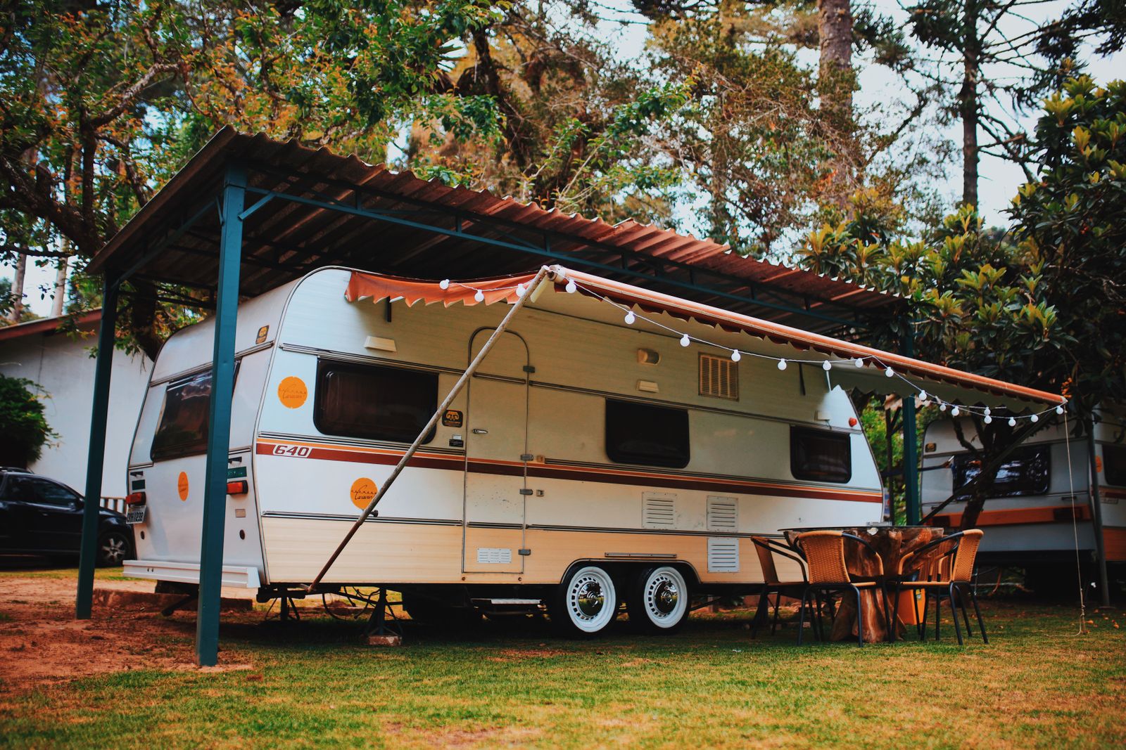 Auvent camping-car déployé pour créer de l'ombre sur l'emplacement