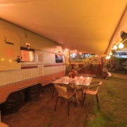 Auvent camping-car deploye et eclaire lors d une soiree en camping