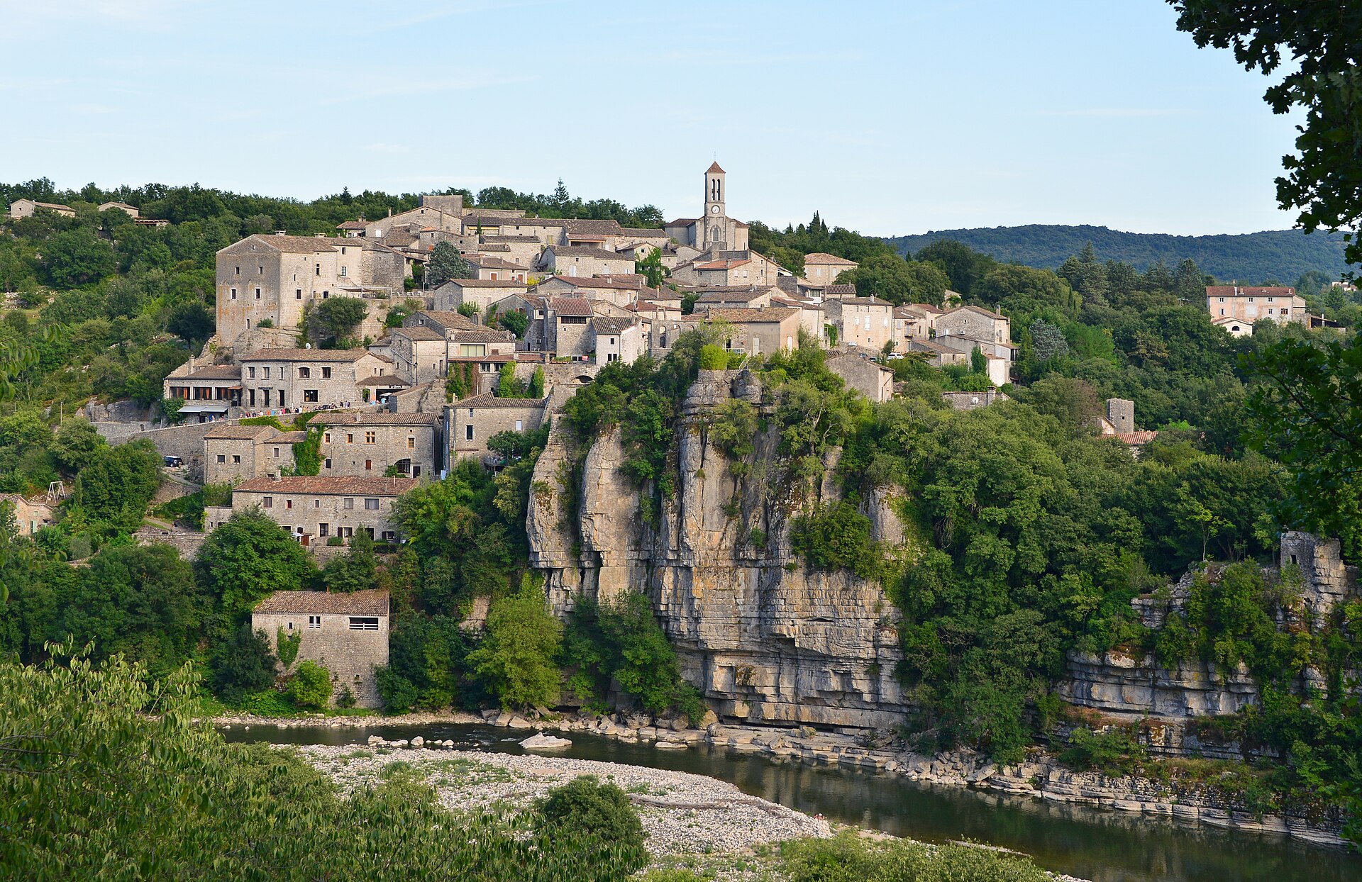 Le village de Balazuc perché sur sa falaise au-dessus de la rivière Ardèche
