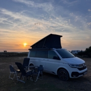 Camping-car en Italie : van a toit relevable au coucher du soleil en Sardaigne