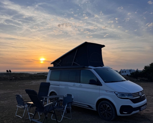 Camping-car en Italie : van a toit relevable au coucher du soleil en Sardaigne