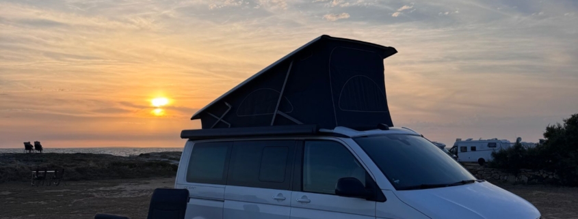 Camping-car en Italie : van a toit relevable au coucher du soleil en Sardaigne