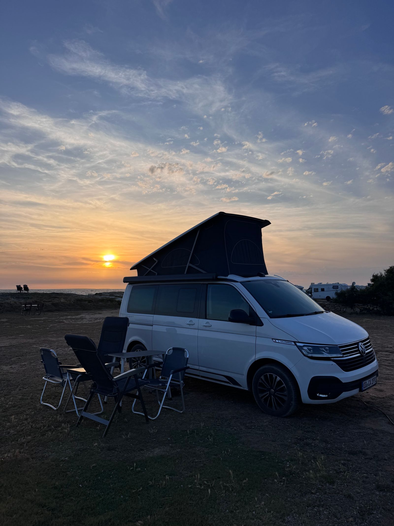 Camping-car en Italie : van a toit relevable au coucher du soleil en Sardaigne