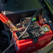 Panne electrique camping-car : batterie et porte-fusibles sous le capot