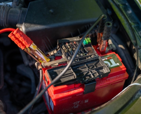 Panne electrique camping-car : batterie et porte-fusibles sous le capot