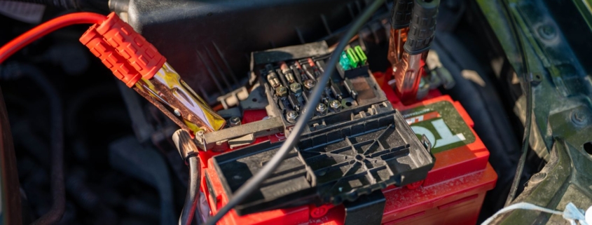 Panne electrique camping-car : batterie et porte-fusibles sous le capot