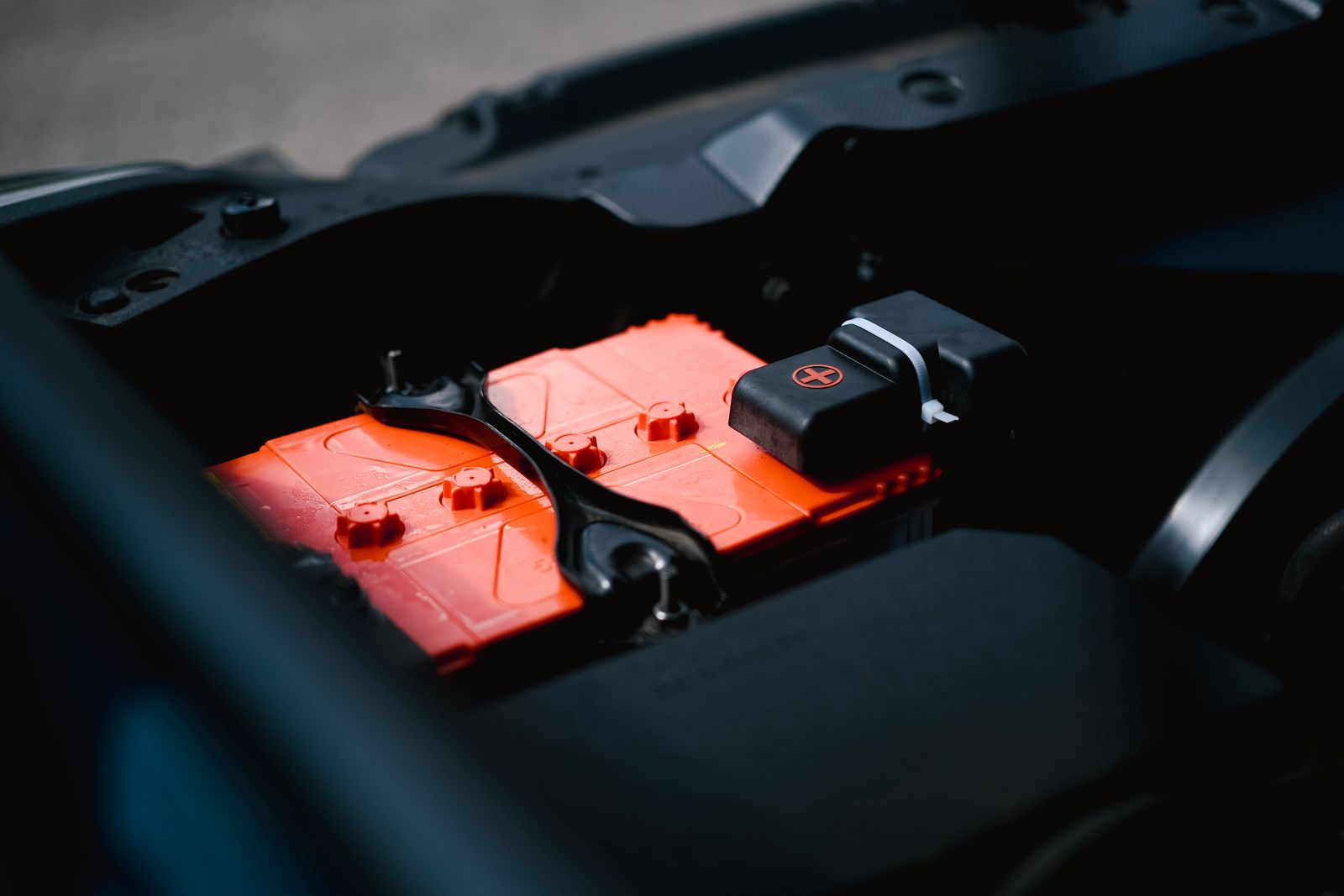 Batterie de demarrage dans le compartiment moteur d un camping-car