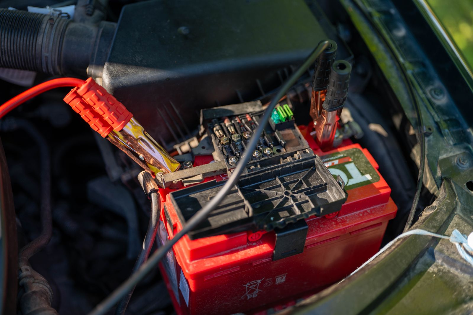 Panne électrique en camping-car : batterie et porte-fusibles sous le capot